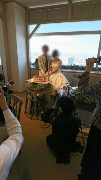 20代30代ご成婚会員さんの結婚式 ケーキ入刀 画像